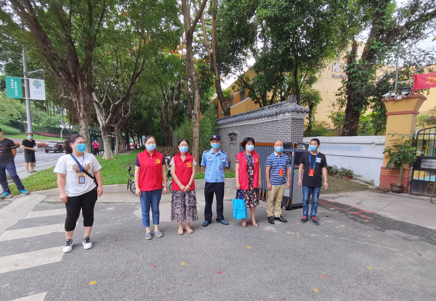 黨員帶頭齊上陣 防疫值守助復(fù)學(xué)——創(chuàng)新研發(fā)中心黨支部協(xié)助南湖小學(xué)防疫復(fù)學(xué)工作