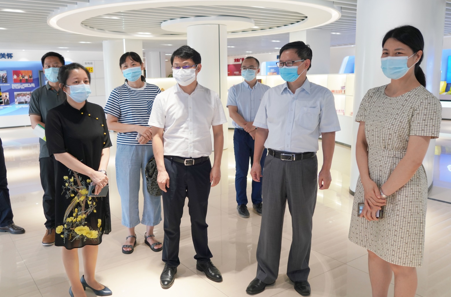 廣州市工信局副局長張建華一行到廣藥集團白云山制藥總廠調研